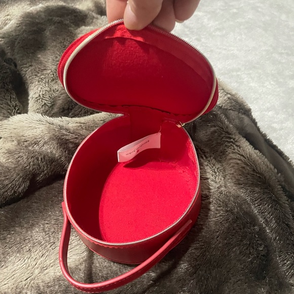 Skin and body care samples with Elizabeth Arden travel purse. - Picture 2 of 4